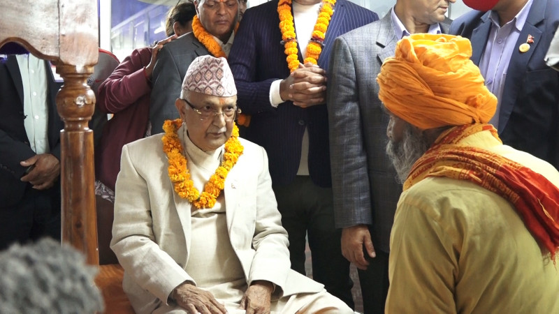 जब केपी ओली महादेव मन्दिर पुगे (तस्वीरहरू)